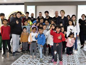 Çadır Kentte Kalan Çocuklar Tıraş Edildi, Cilt Bakımları Yapıldı