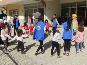 Depremzede Çocuklarından Afetin İzlerini Oyunla Silmeye Çalışıyorlar