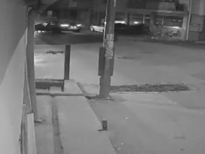 Duvara Böyle Çarptı, Otomobili Bırakıp Kaçtı