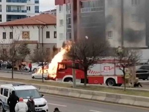 Lpg’li Otomobil Alev Topuna Döndü: 1 Yaralı