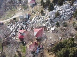 Deprem Kayaları Söktü, Ev Ve Ağaçlara Zarar Verdi