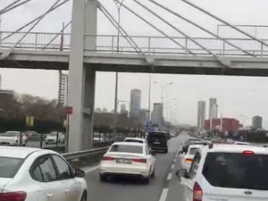Kartal’da Düğün Konvoyu Yapıp Araçların Geçmesini Engelleyen Sürücüler Kamerada