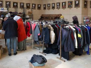Depremzedelerin İhtiyaçlarını ’Veren El Alan Eli Görmüyor’ Anlayışıyla Karşılıyor