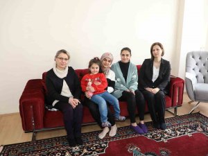 Neziha Çelik, Kütahya’ya Yerleşen Depremzede Aileyi Ziyaret Etti