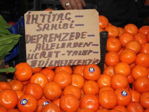 Depremzedeler İçin Pazardaki Tezgahını Ücretsiz Açtı