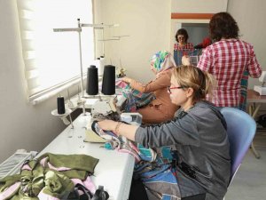 Kaymek, Depremzedelere Çocuk Ve Yetişkin Kıyafetleri Dikiyor