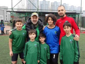 Depremin Yaralarını Futbolla Sarmaya Çalışıyorlar