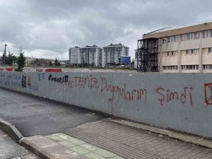 200 Metrelik Duvar Vandalların Hedefi Oldu