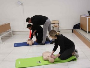 İ̇zmirli Öğrenciler Ve Akademisyenler İlk Yardım Eğitimlerini Tamamladı