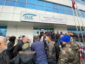 Küçükçekmece’de Eyt Kuyruğu Metrelerce Uzadı