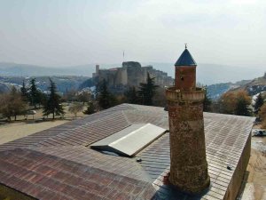 Pisa Kulesi’nden Daha Eğik Olan 870 Yıllık Tarihi Eğri Minare, 3 Büyük Depremde De Ayakta Kaldı