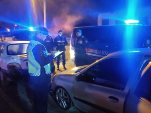 İ̇zmir’de Huzur Uygulamasında 37 Aranan Şahıs Yakalandı