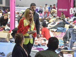 Büyükşehir Ekipleri, Depremzedelere 414 Bin Sıcak Yemek, 388 Adet Çorba Dağıttı