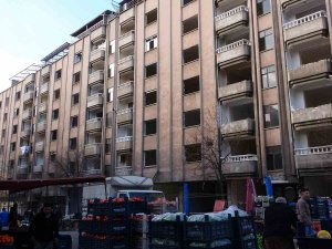 Ağır Hasarlı Binaların Arasında Kurulan Semt Pazarı Faciaya Davetiye Çıkarıyor