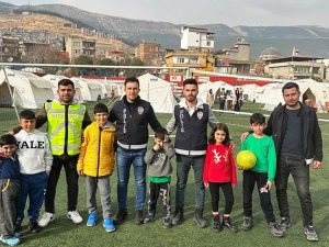 Emetli Polis Memurları Kahramanmaraş’ta Depremzede Çocuklarla Top Oynadı
