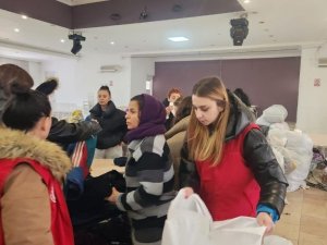 Okulu Yıkıldı Sandı, Ağlayarak Kumbarasını Bağışladı