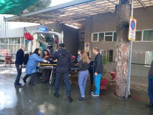 Kazaya Müdahale Eden Sağlıkçılara Otomobil Çarptı: 1 Ölü, 3 Yaralı