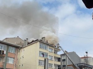 Küçükçekmece’de, Bir Evin Çatısında Yangın Çıktı