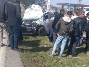 Otomobilin Metrelerce Takla Attığı Kaza Güvenlik Kamerasında