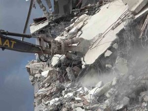 İ̇slahiye’de Enkaz Kaldırma Ve Bina Yıkım İşlemleri Sürüyor