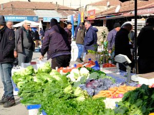 Erzincan’da Semt Pazarında Hareketlilik