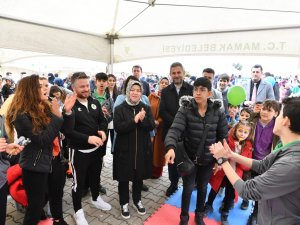 Mamak Belediyesi Depremzedelerin İhtiyaçlarını Karşılamaya Devam Ediyor