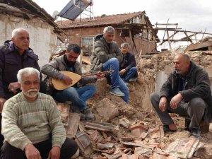 İ̇ki Depremzededen Enkaza Türkü