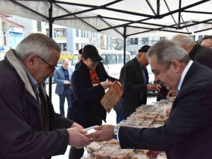 Bilecik Belediyesi Kandil Dolayısıyla Helva İkramı Yaptı