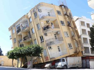 Her An Çökebilir: Yan Yatan 5 Katlı Binayı Altında Kalan Kamyonet Tutuyor