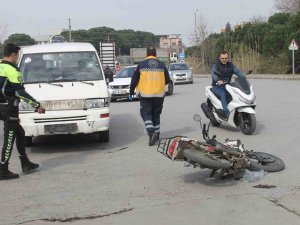 Minibüs İle Motosiklet Çarpıştı: 1 Yaralı