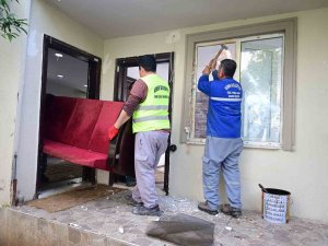 Kemer’de Kaçak Yapı Belediye Tarafından Yakıldı