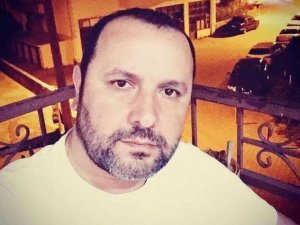 19 Yaşındaki Genç Babasının Boğazını Keserek Öldürdü
