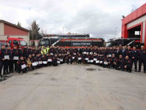 Başkan Altay, Hatay’da Görev Yapan İtfaiye Personeline Teşekkür Belgesi Takdim Etti