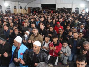 Depremin Merkezinde Berat Kandili’nde Eller Semaya Açıldı