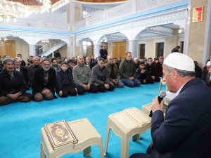 Hakkari’de Berat Kandili Dualarla İdrak Edildi