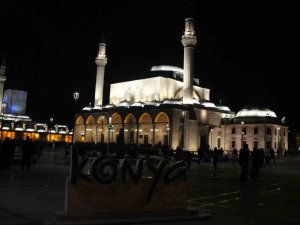 Konya’da Berat Kandili’nde Camiler Dolup Taştı