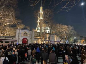 Berat Kandili’nde Vatandaş Eyüp Sultan Camii’ne Akın Etti