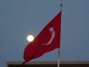 Taksim Meydanı’nda Ay Kartpostallık Görüntüler Oluşturdu