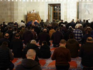 Eller Depremzedeler İçin Semaya Kalktı