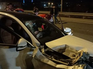 D-100’de Lüks Otomobil Kamyona Çarptı: 1 Yaralı
