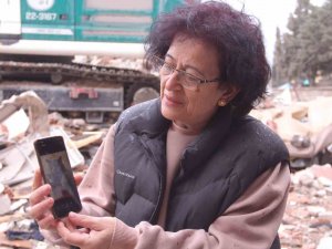 İ̇ki Evi Yıkıldı, Enkaz Başında Gece Gündüz Çok Sevdiği Kedilerini Arıyor