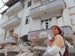 Anne Ve İki Çocuğunu Kablo Hayata Bağladı