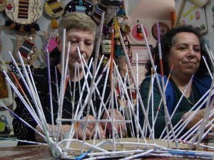 Atık Kağıtlar Kadınların Elinde Sanat Eserine Dönüşüyor