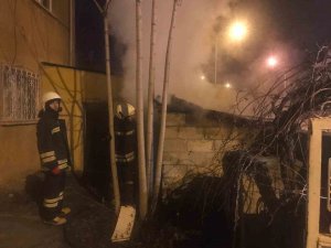 Odunlukta Çıkan Yangın İtfaiye Ekiplerince Söndürüldü