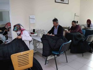 Van Olgunlaşma Enstitüsü Depremzedeler İçin Tulum, Battaniye Ve Yelek Üretiyor