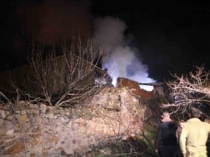 Gece Saatlerinde 2 Evde Çıkan Yangın Köylülere Korku Dolu Anlar Yaşattı