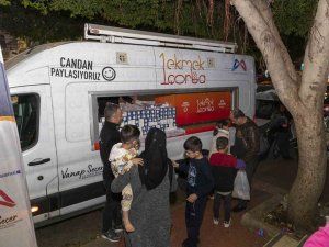 Mersin Büyükşehir Belediyesi Berat Kandili’nde 15 Bin Kandil Simidi Dağıttı