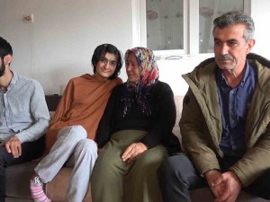 Kanser Hastası Anne, Deprem Anını Gözyaşlarıyla Anlattı: Eşi Ve Engelli İki Çocuğuyla Hayata Tutunuyor