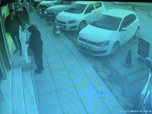 İ̇stanbul’da Kadına Şiddete, Esnaftan “Enseli Tokatlı Müdahale” Kamerada