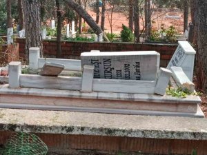 Depremde İ̇slahiye’deki Mezarlık Da Tahrip Oldu